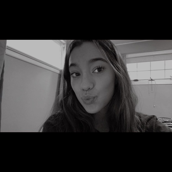 Meet your Posher, Gabi - Picture 1 of 1